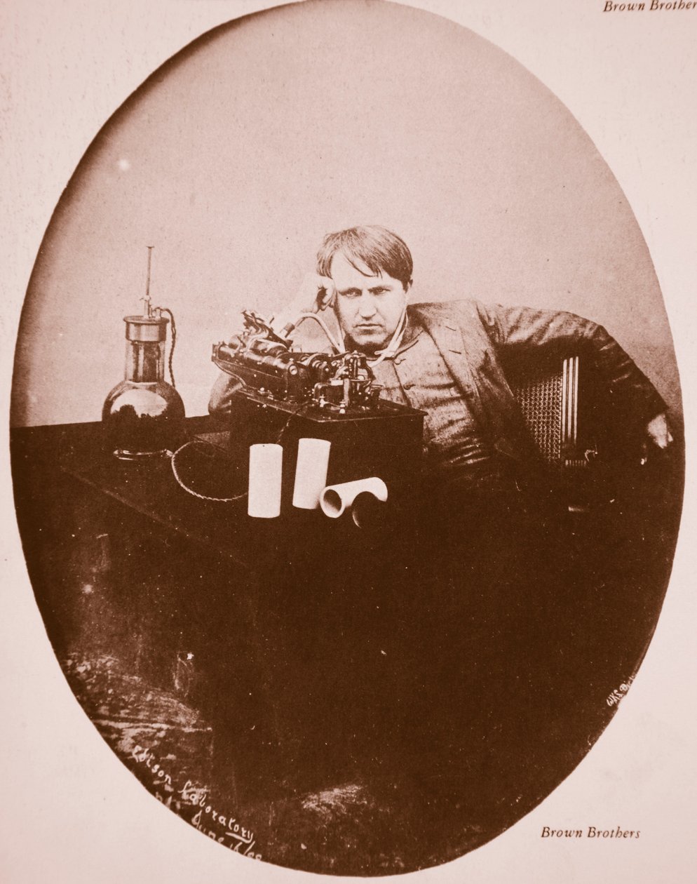 Thomas A. Edison sentado junto a su máquina mejorada, 1889 de American Photographer