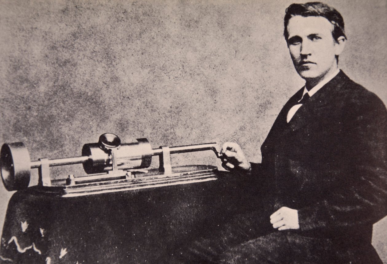 Thomas A. Edison sentado junto a su invento, el fonógrafo, 1878 de American Photographer