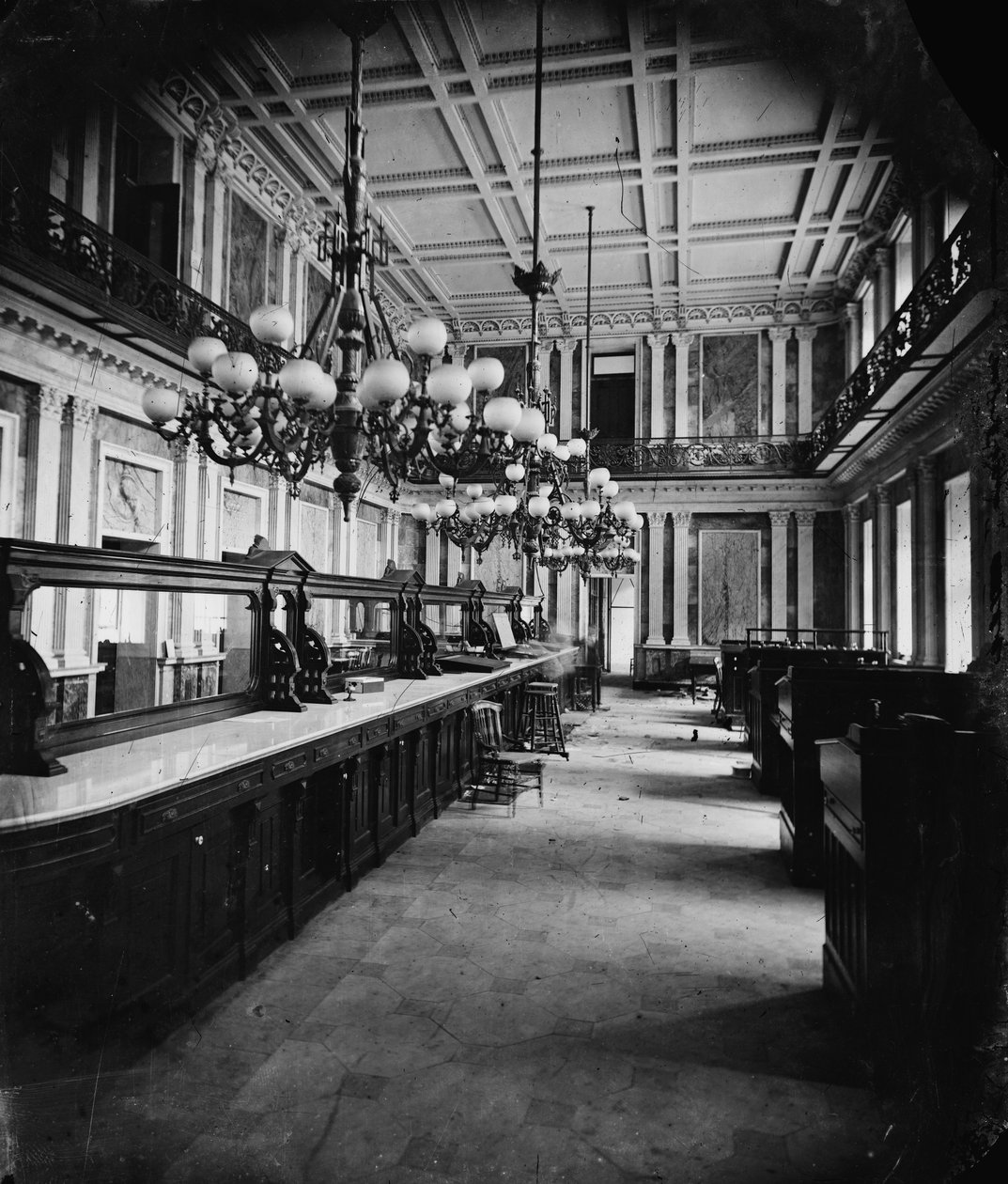 Departamento del Tesoro en la época de Lincoln (sala de efectivo - detrás de los escritorios), 1861-65 de American Photographer