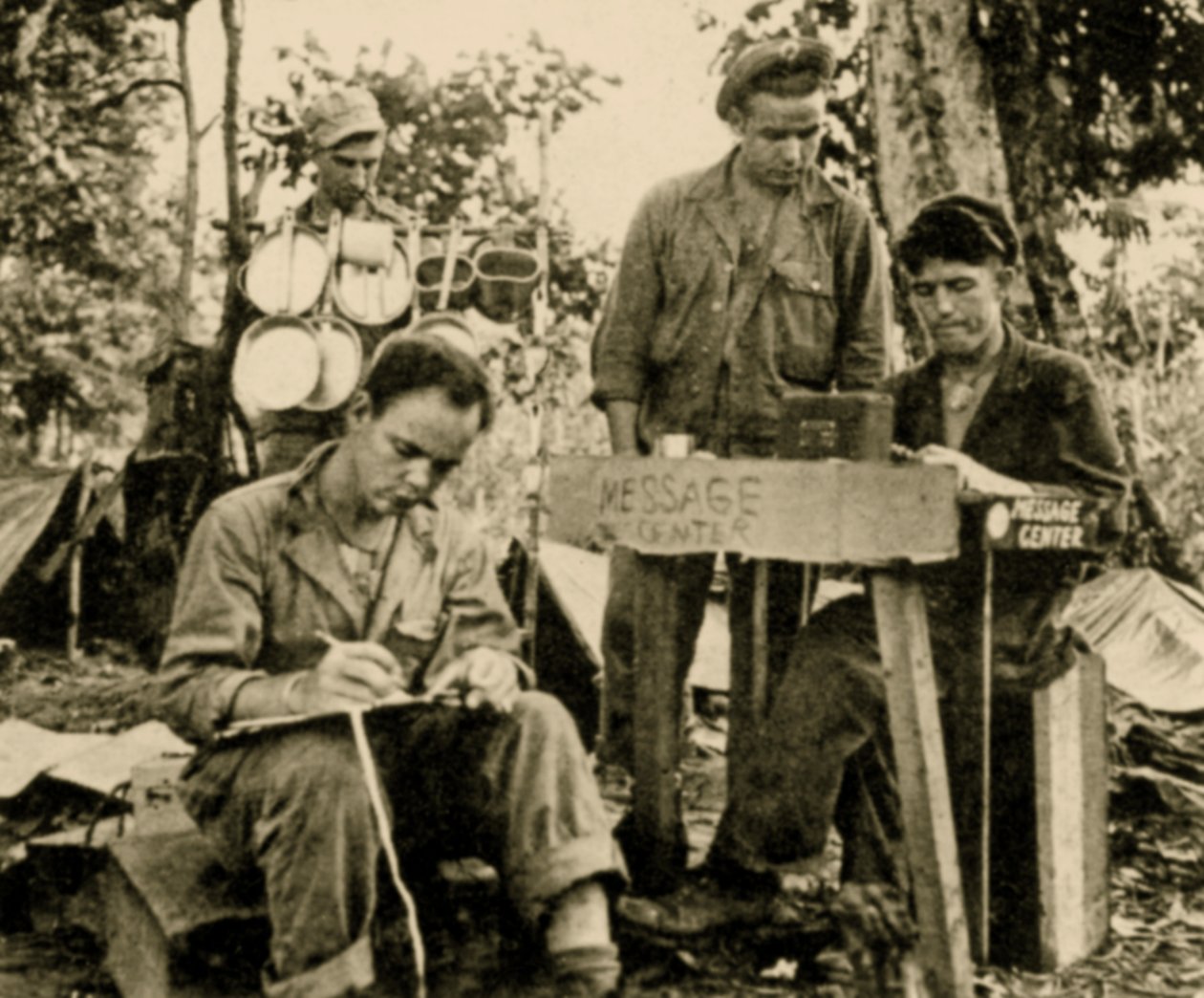 Tropas estadounidenses aprenden criptografía, Tarawa, Papúa Nueva Guinea, junio 1943 de American Photographer