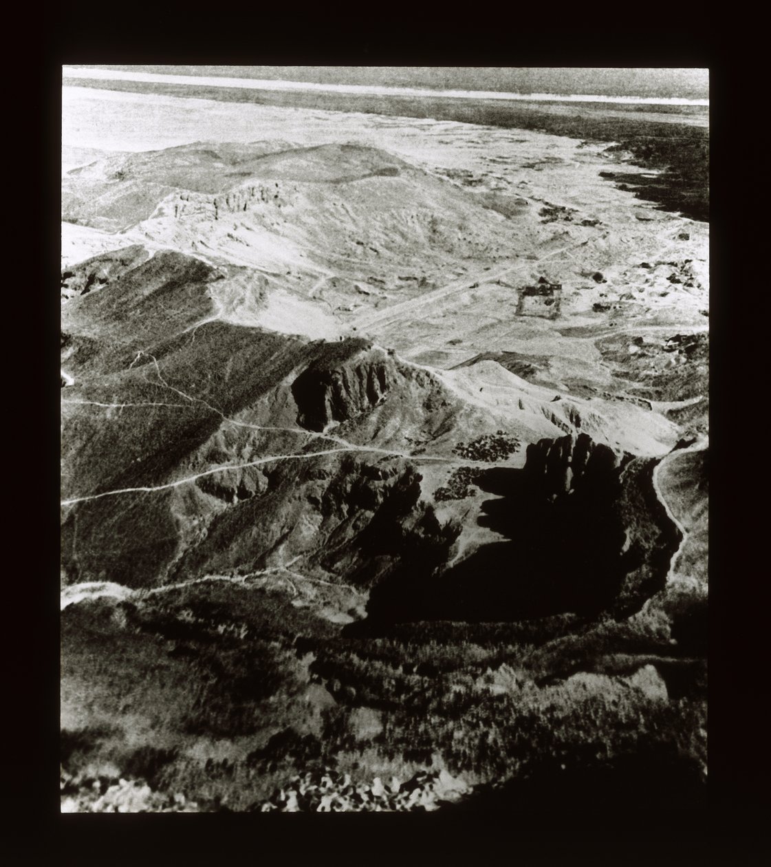 Vista del sitio de los Templos en Deir El-Bahri de American Photographer