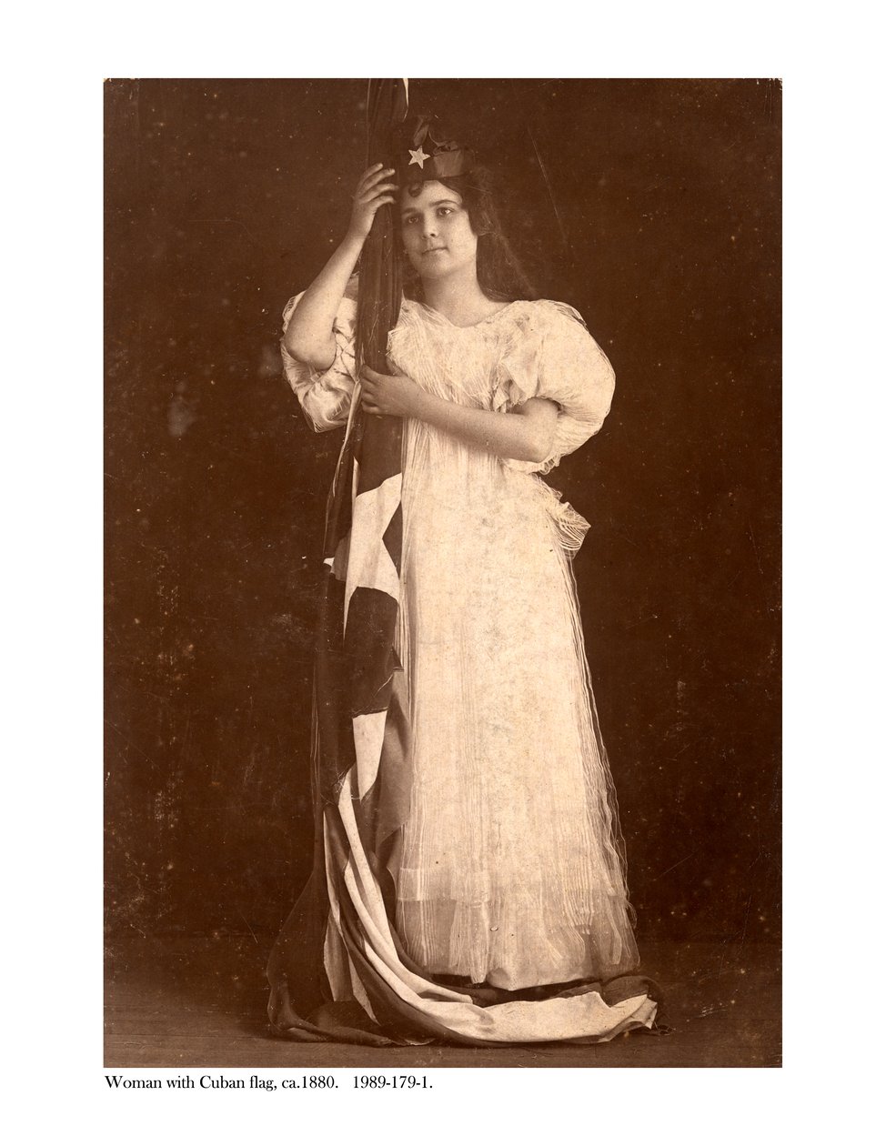 Mujer con bandera cubana, c.1880 de American Photographer