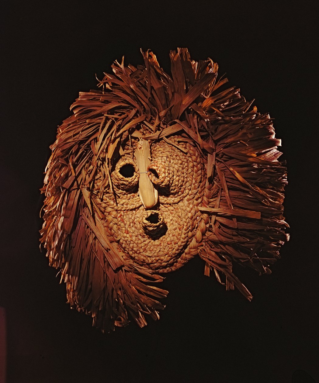 Máscara Seneca usada en ritos de invierno (hoja de maíz) de American School