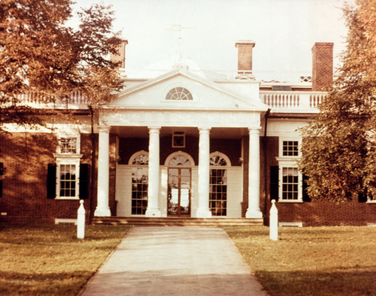 Fachada este de Monticello, hogar de Thomas Jefferson (1743-1826), construido en 1772 de American School