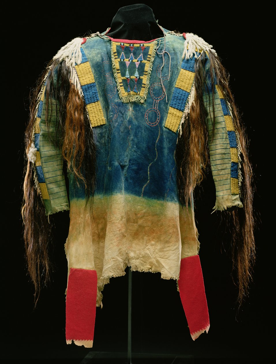 Camisa de hombre, Cheyenne, c.1860 (piel de gamuza, lana, piel de armiño y cabello humano) de American School