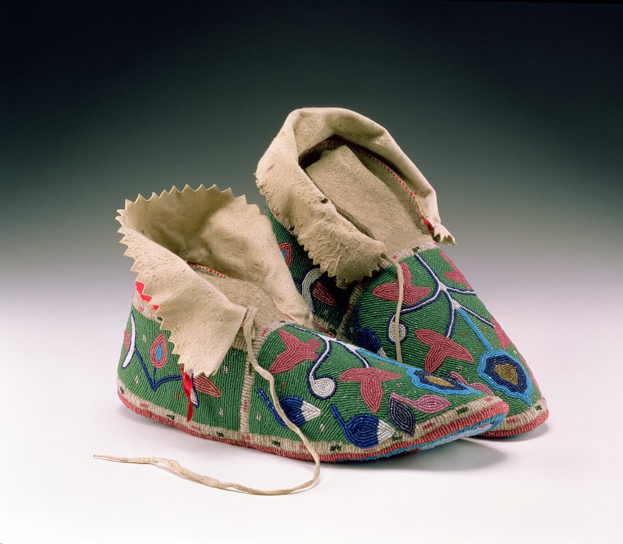 Mocasines, Sioux del Este, c.1890 (piel de gamuza, cuero crudo, tela y cuentas de vidrio) de American School