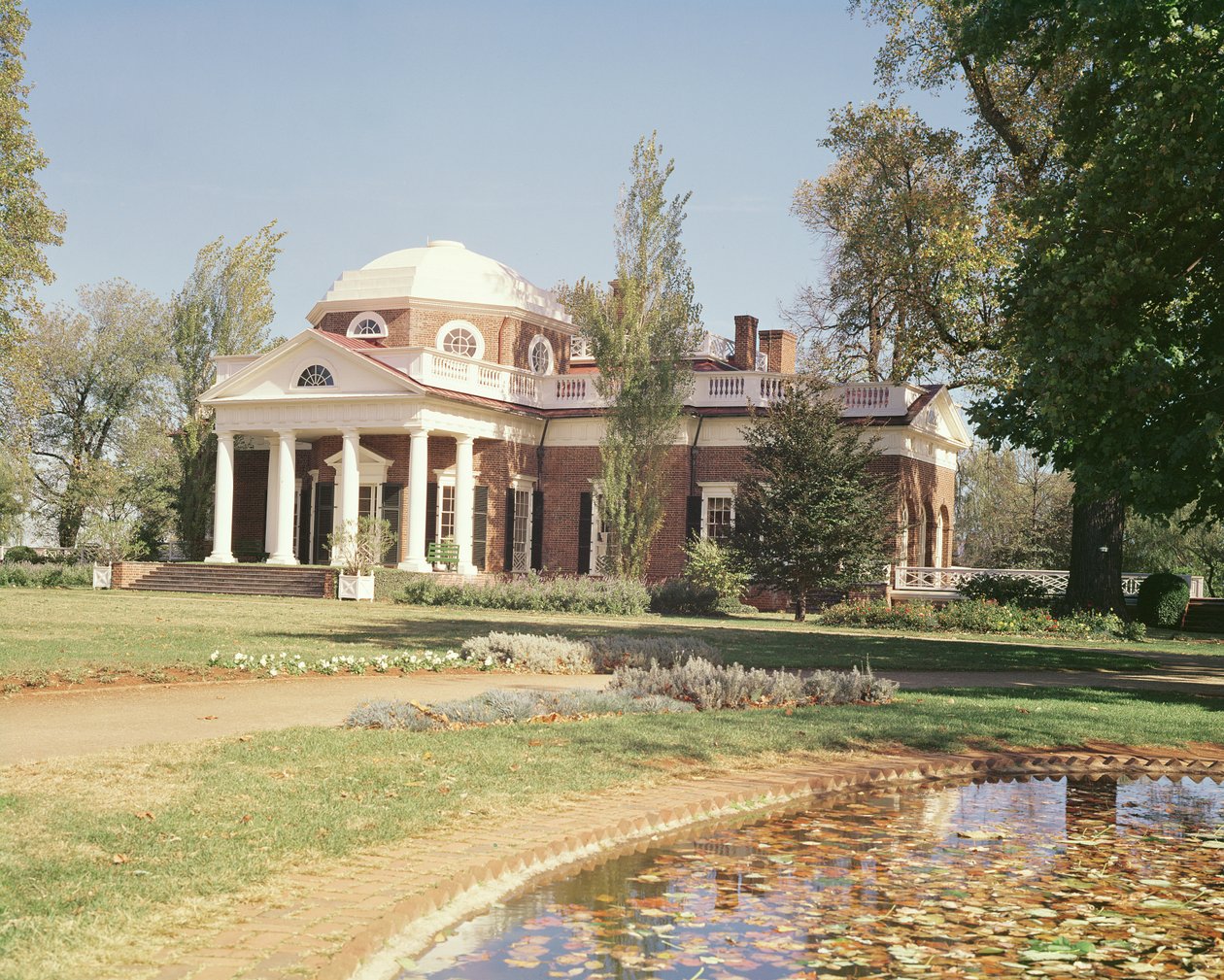 Vista de la fachada oeste de Monticello, hogar de Thomas Jefferson (1743-1826) construido en 1772 de American School