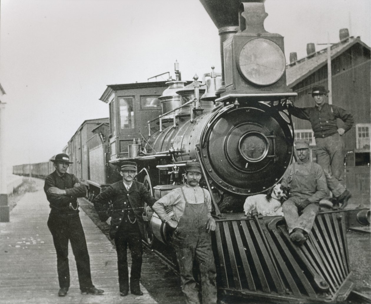 Un tren de carga del ferrocarril Central Pacific con la tripulación en Mill City, Nevada de American Photographer