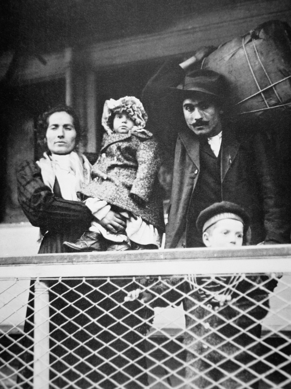 Una familia italiana migrante en el ferry de Ellis Island a la ciudad de Nueva York de American Photographer