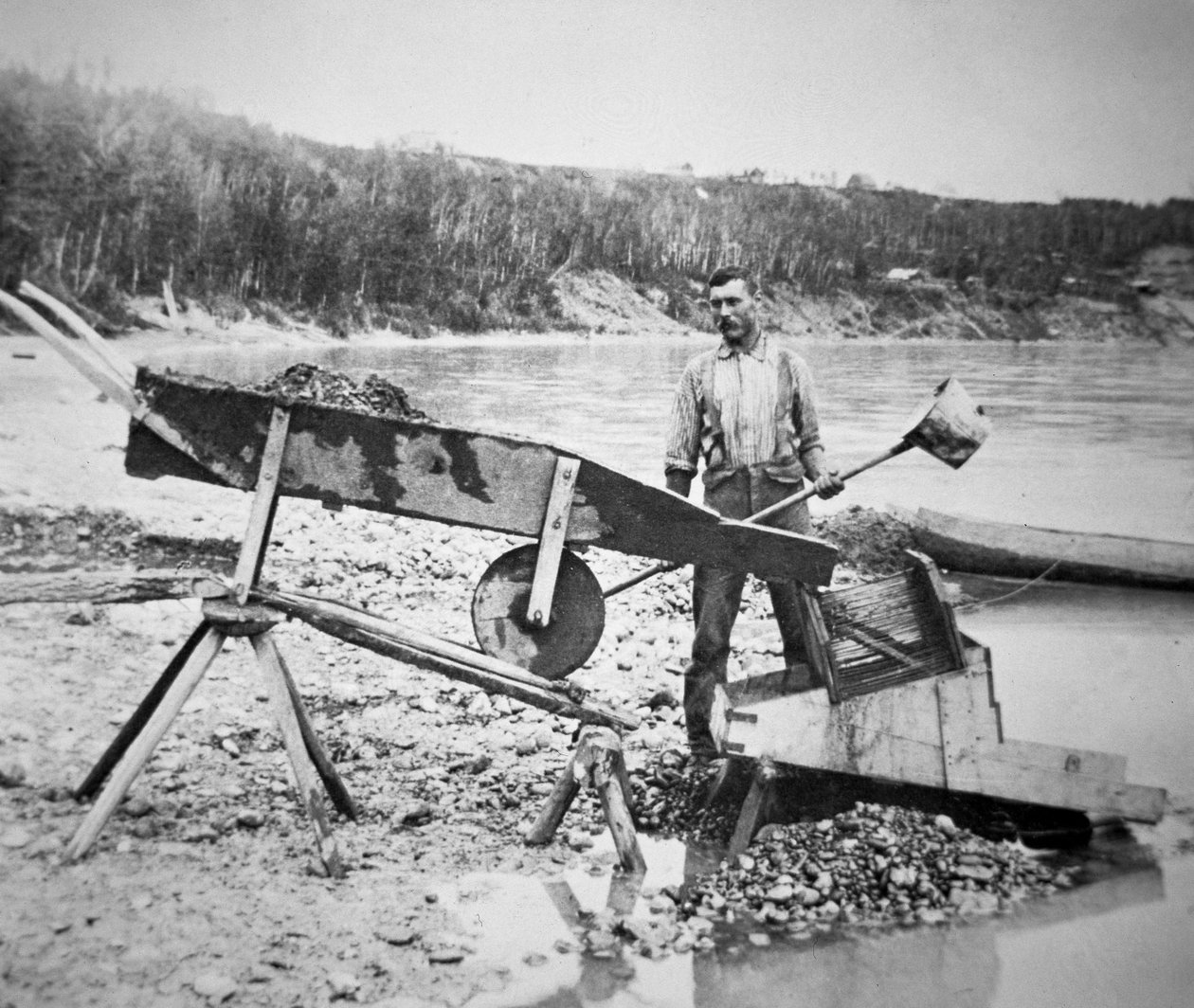 Un prospector cargando una 