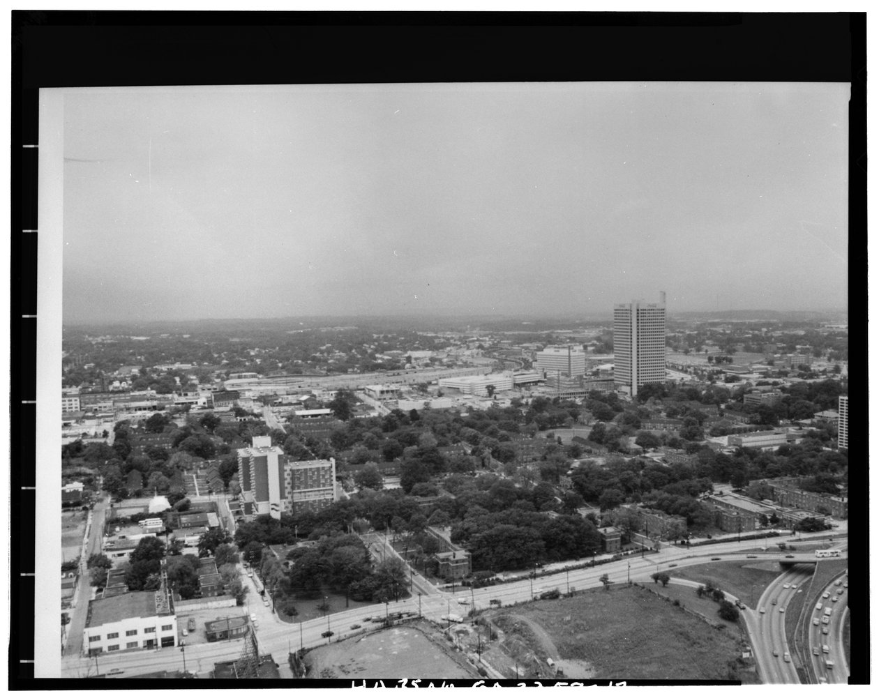 Vista aérea hacia el noroeste, Techwood Homes (Vivienda Pública), Delimitado por North Avenue, Parker Street, William Street y Lovejoy Street, Atlanta, Condado de Fulton, GA de American Photographer