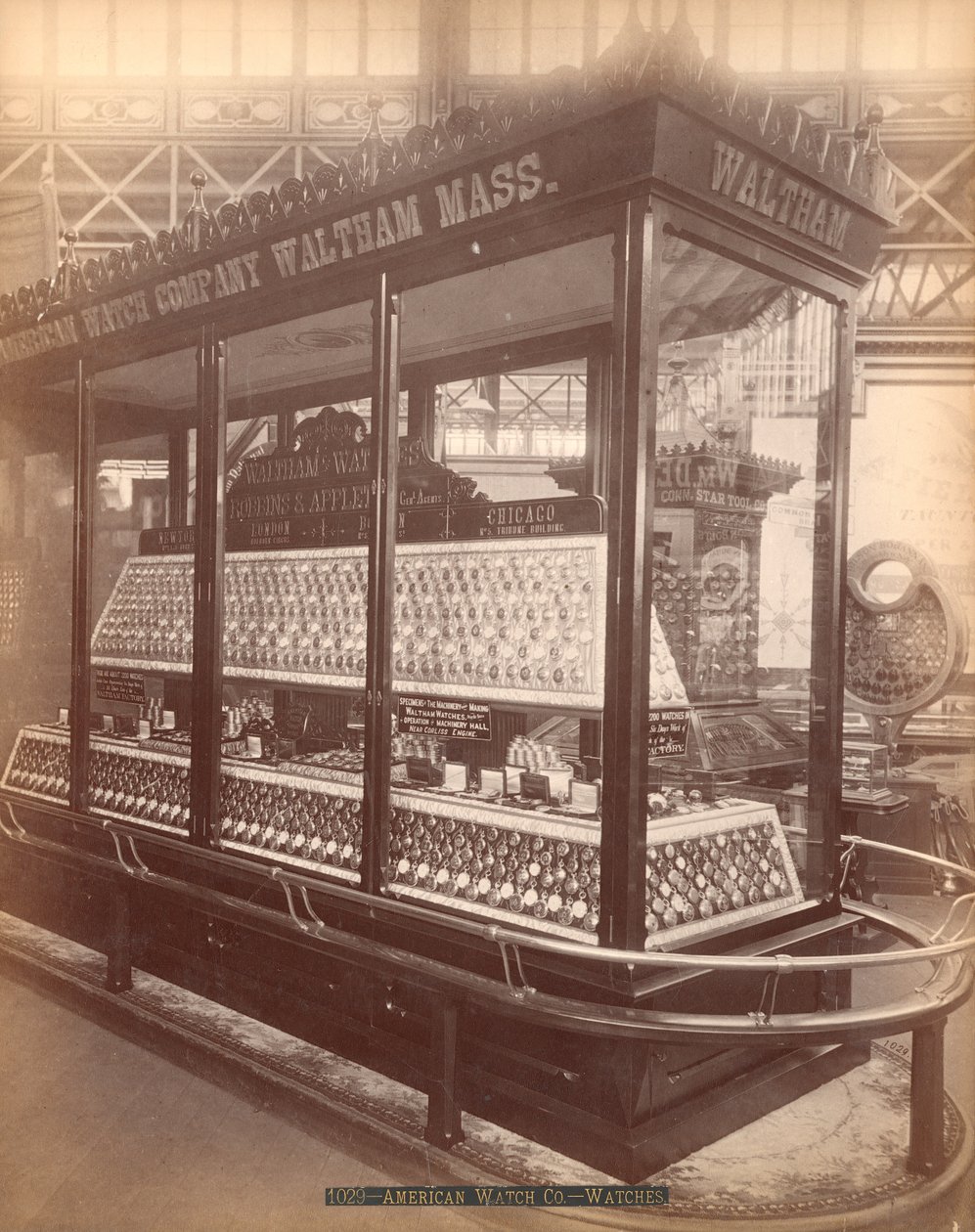 Exposición de American Watch Co., Edificio Principal, Exposición Internacional del Centenario, Filadelfia, 1876 de American Photographer