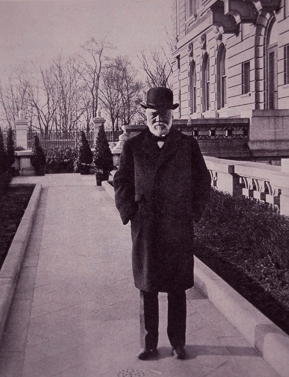 Andrew Carnegie fuera de su mansión en la Quinta Avenida, Nueva York de American Photographer