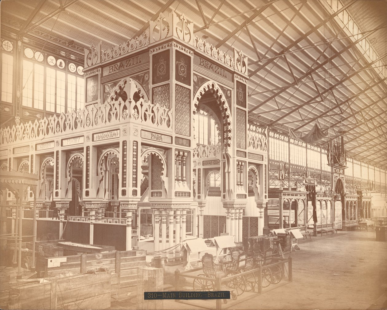 Sección de Brasil y Países Bajos, Edificio Principal, Exposición Internacional del Centenario, Filadelfia de American Photographer