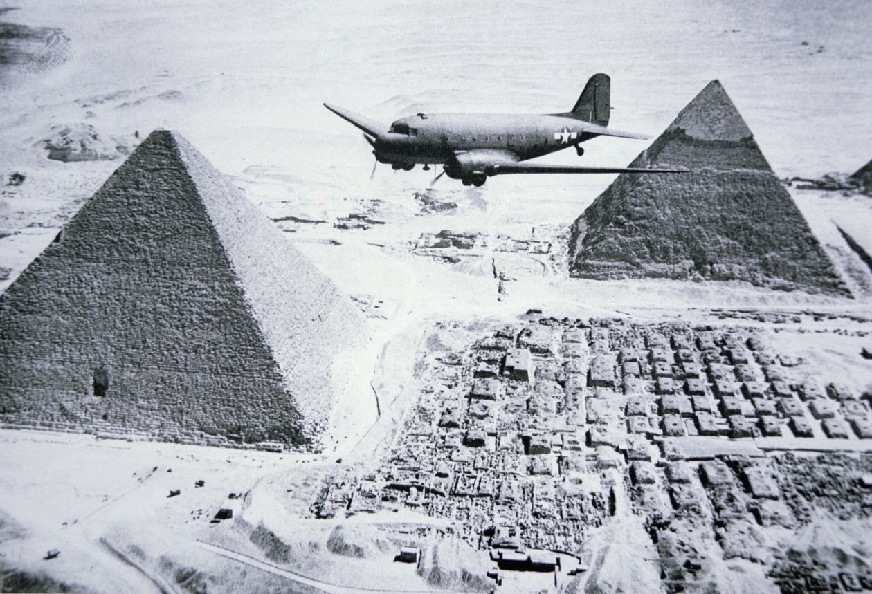 C-47 volando sobre las pirámides de Egipto de American Photographer