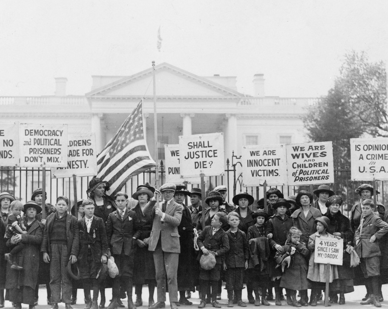 Niños en la Casa Blanca apelando al Presidente por la liberación de prisioneros políticos, 1922 de American Photographer