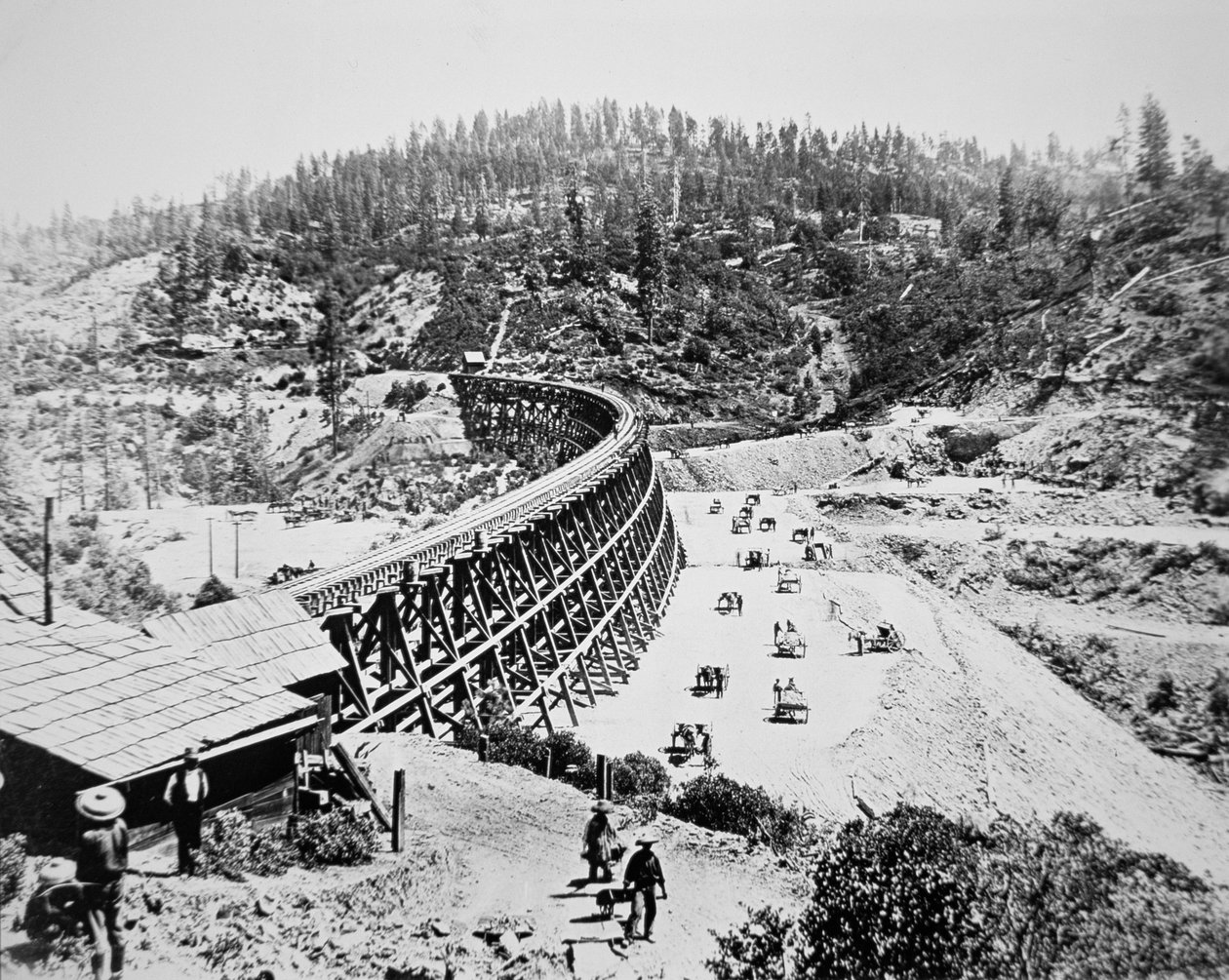 Trabajadores chinos construyendo un puente de caballete en la ladera occidental de las montañas Sierra Nevada de American Photographer