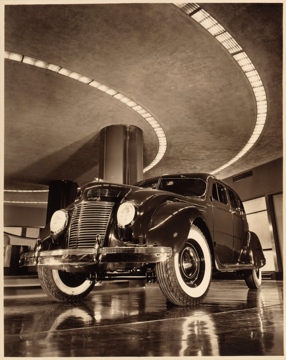 Chrysler Airflow Sedán de Cuatro Puertas, pub. 1937 de American Photographer