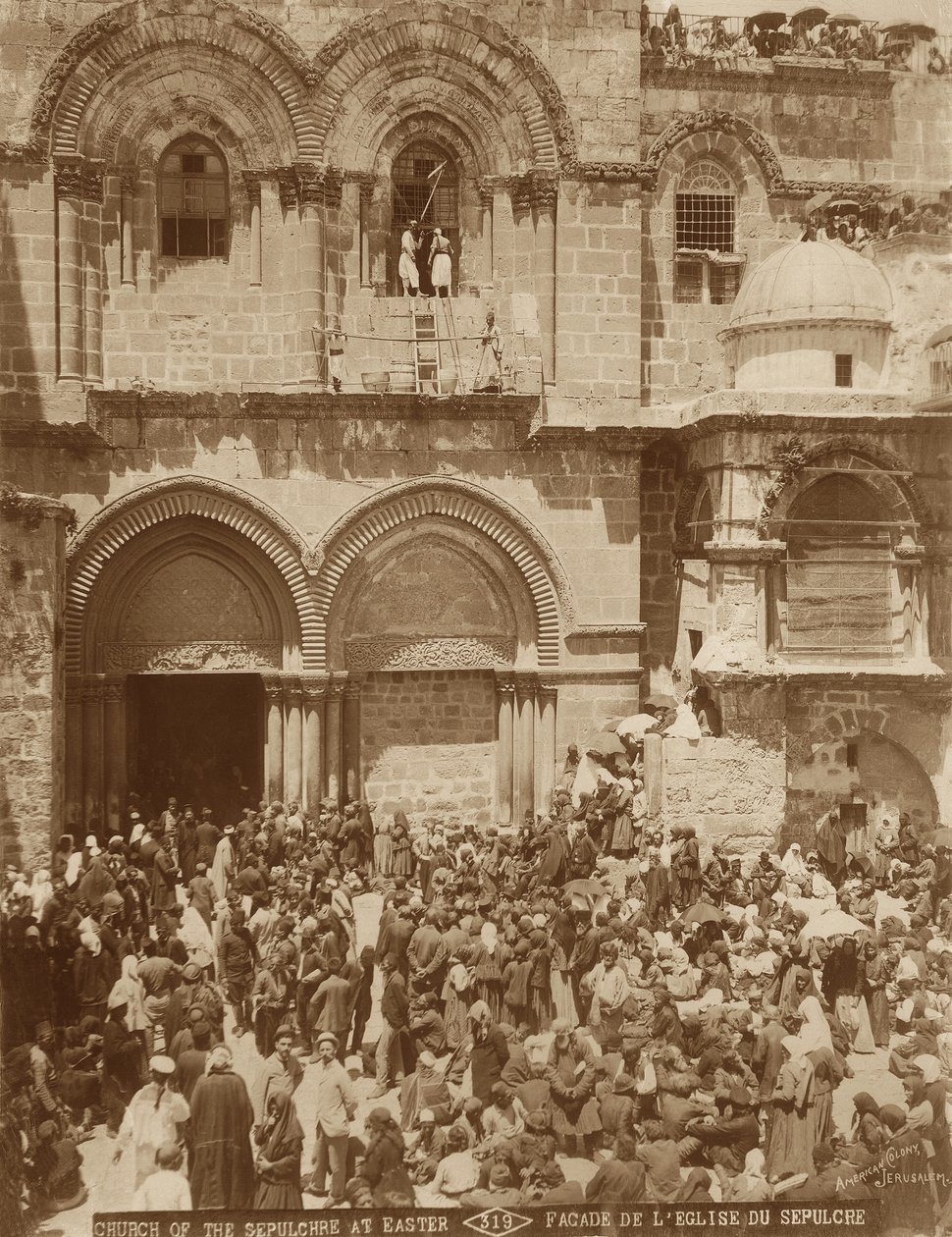 Iglesia del Santo Sepulcro, Jerusalén, con el patio lleno de peregrinos reunidos para la Pascua, 1898-1911 de American Photographer