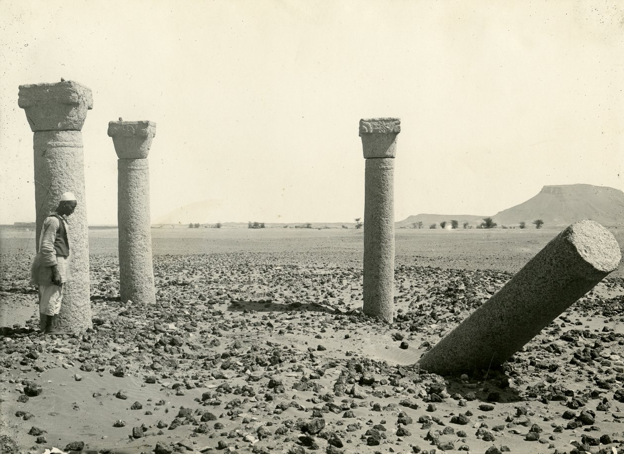 Columnas de la Iglesia Copta, vista desde el oeste, isla Sai, Egipto, fotografía de Breasted, Instituto Oriental, Universidad de Chicago, ca 1920 de American Photographer