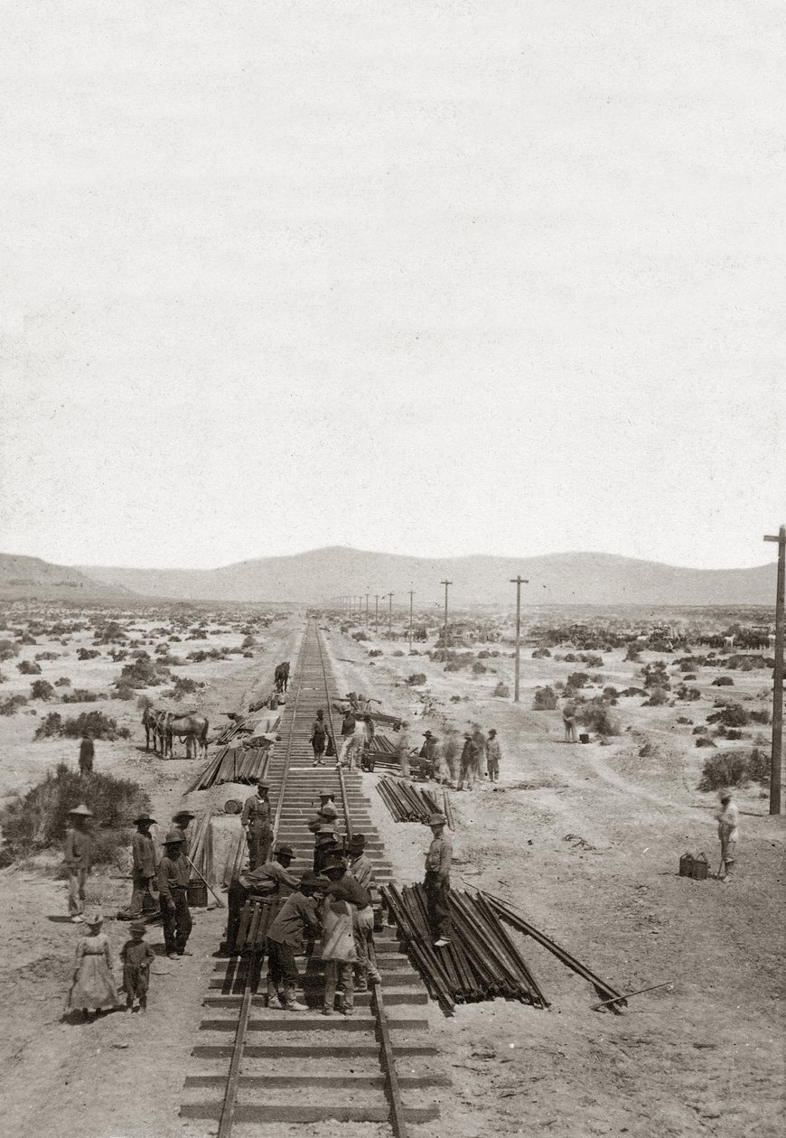 Construcción en 1869 del Ferrocarril Central del Pacífico - Nevada - Trabajadores construyendo las líneas ferroviarias de la Compañía Central del Pacífico para construir el primer ferrocarril transcontinental norteamericano de American Photographer