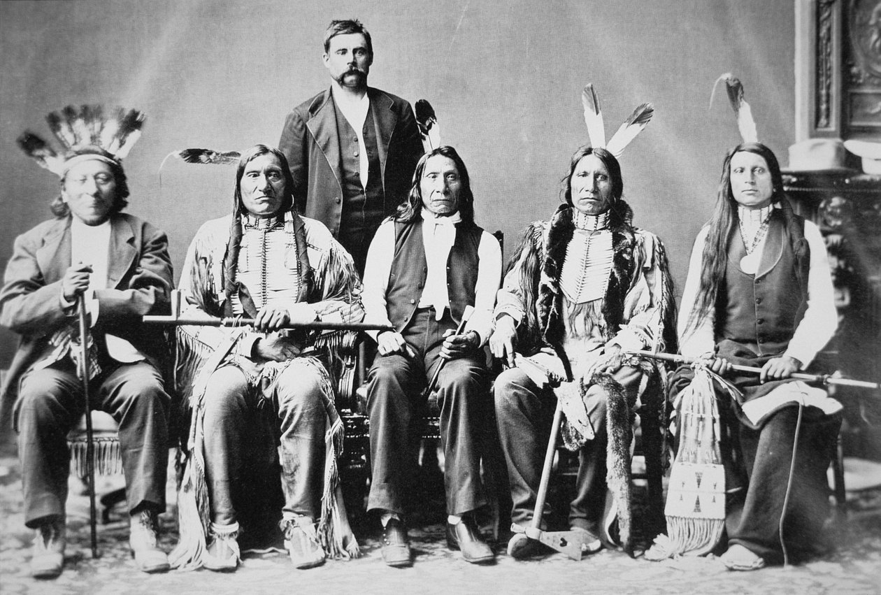 Delegación de jefes sioux, liderada por Red Cloud (1822-1909) en Washington D.C. para ver al presidente Ulysses S. Grant (1822-85) en 1870 de American Photographer