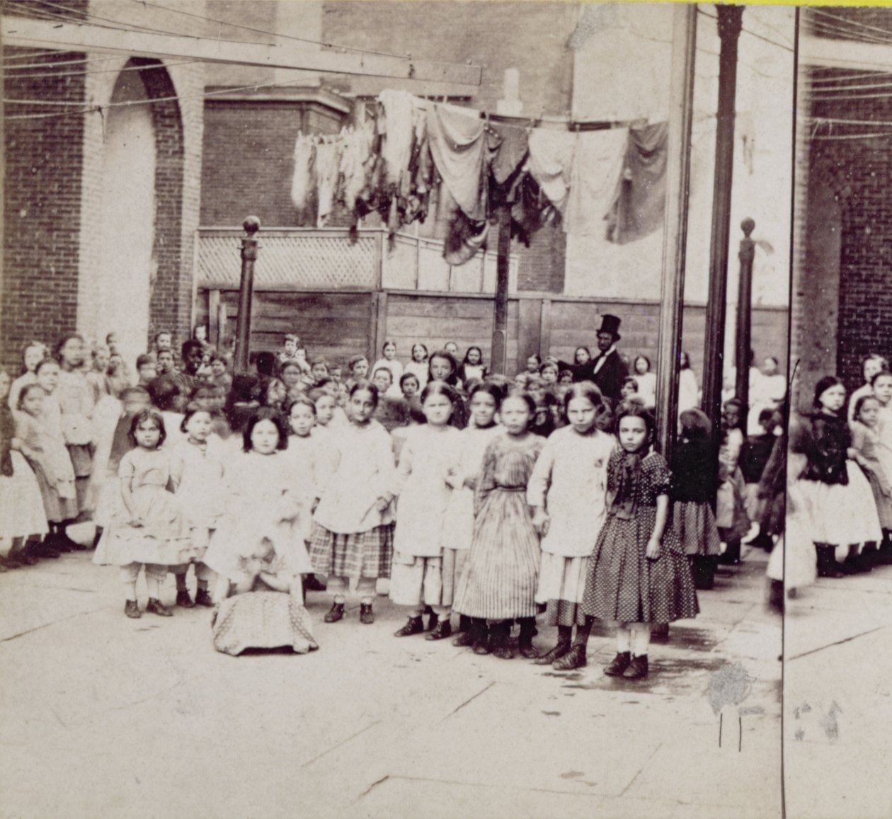 Sociedad de Guardianas Femeninas, Hogar para los Desamparados, Calle 29, Nueva York, 4 de julio de 1864 de American Photographer