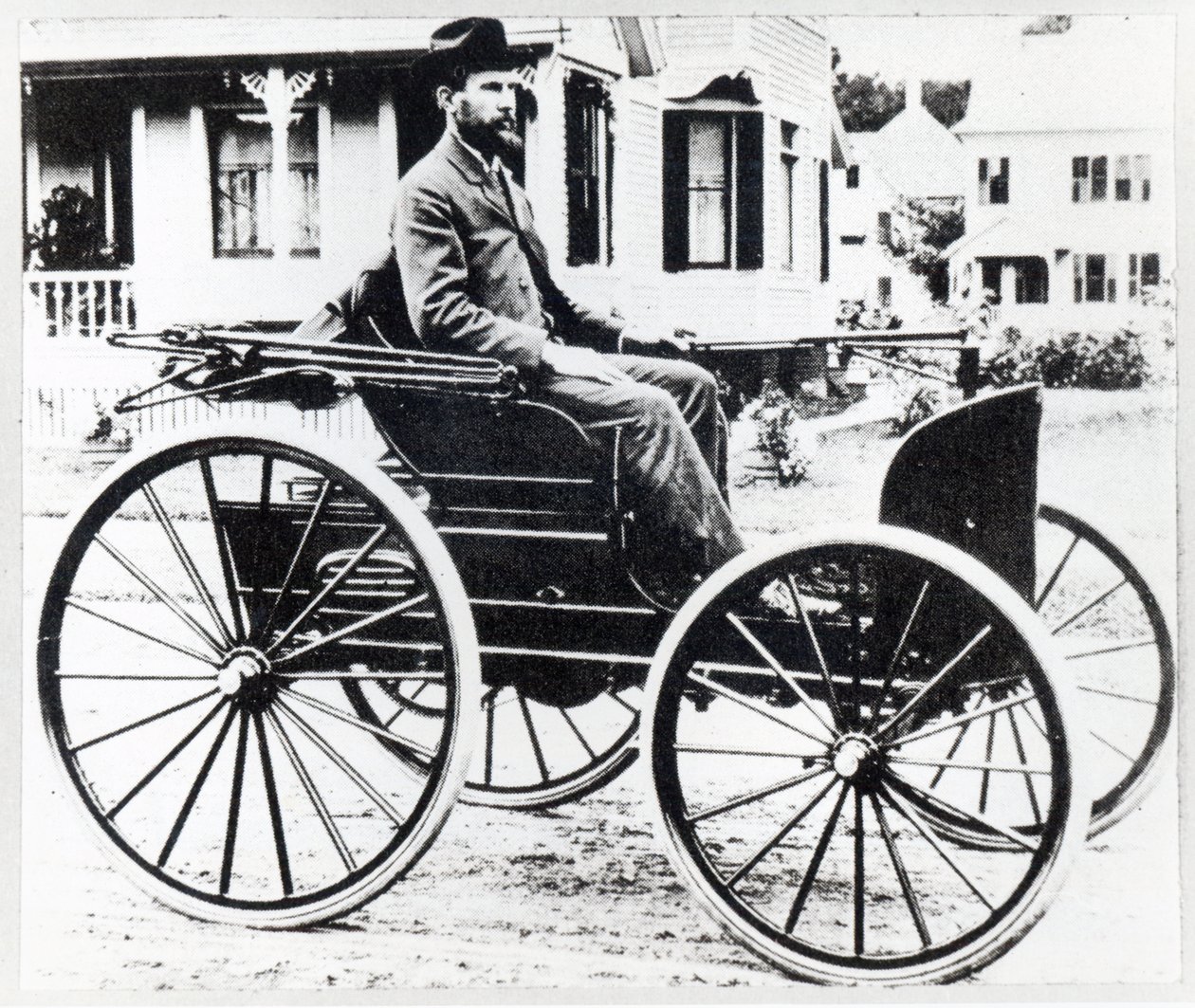 Primer automóvil americano, diseñado y construido por Charles y Frank Duryea de American Photographer