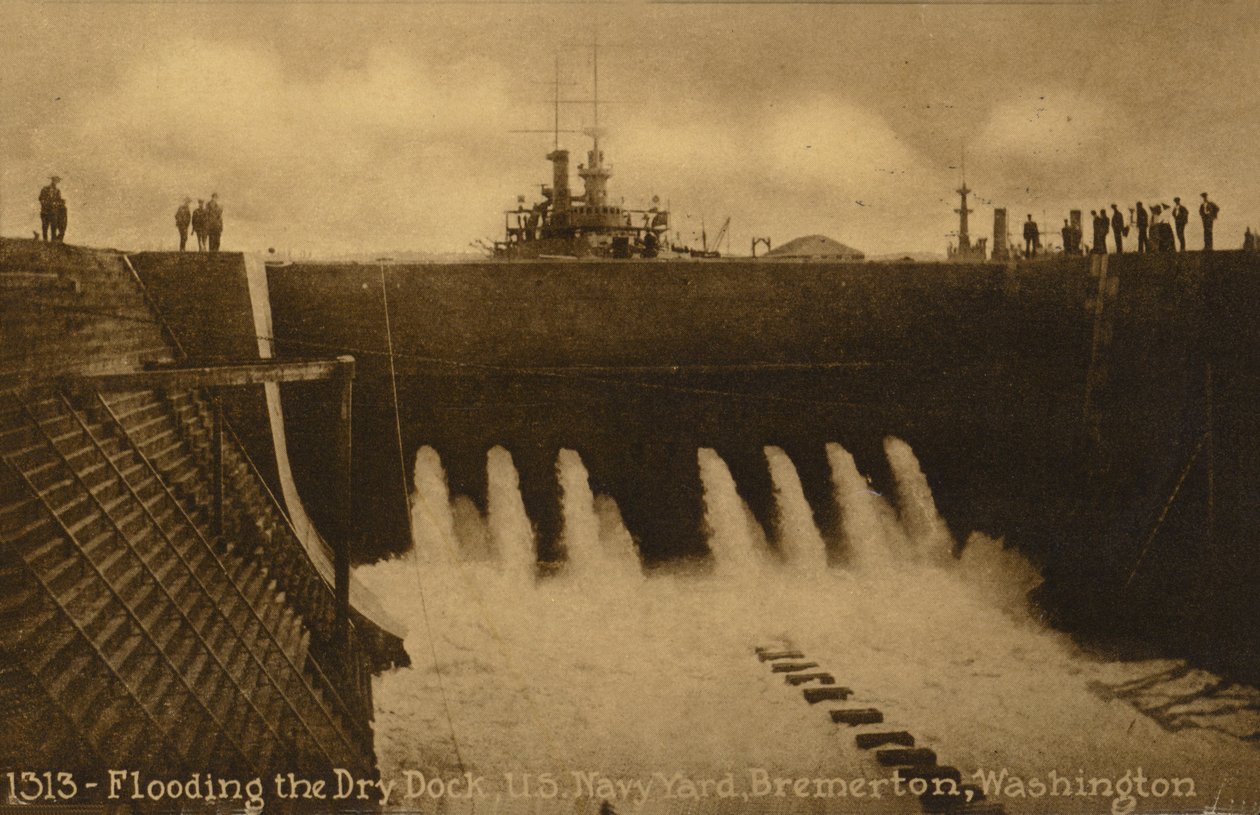 Inundación del dique seco, US Navy Yard, Bremerton; Washington, EE.UU. (foto b/n) de American Photographer