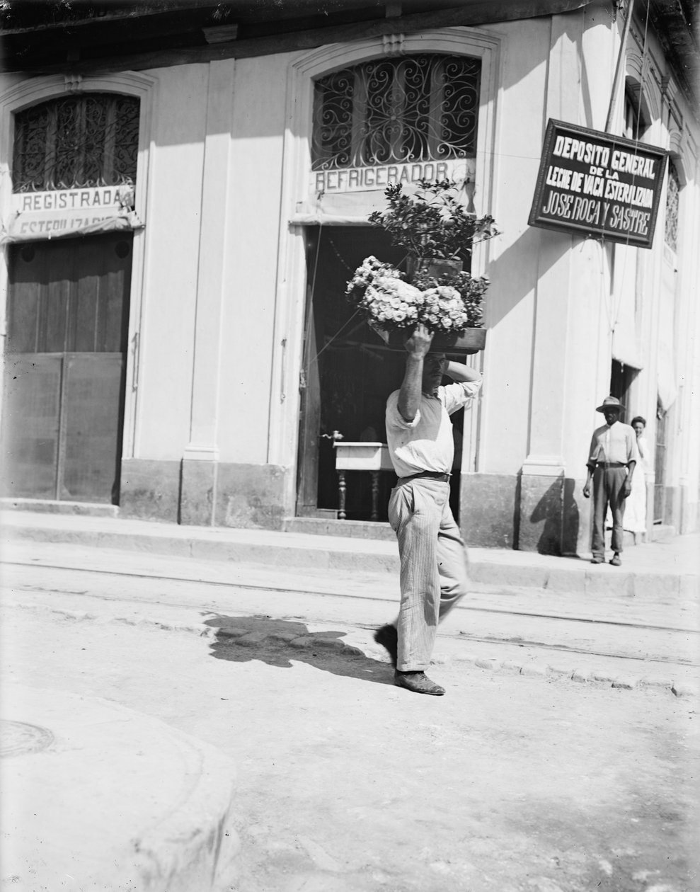 Vendedora de flores, La Habana, c.1910 (foto en blanco y negro) de American Photographer