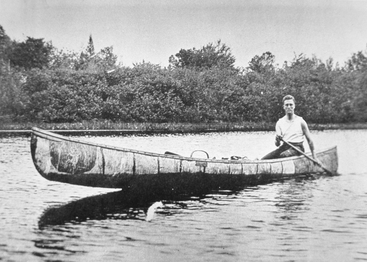Franklin D. Roosevelt remando en una canoa de abedul en la Isla Campobello, Nuevo Brunswick de American Photographer