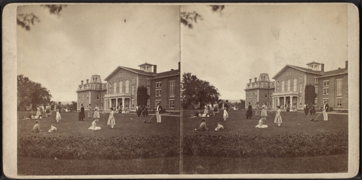 Frente de la Mansión y césped, Comunidad de Oneida, Estado de Nueva York, c.1870 de American Photographer