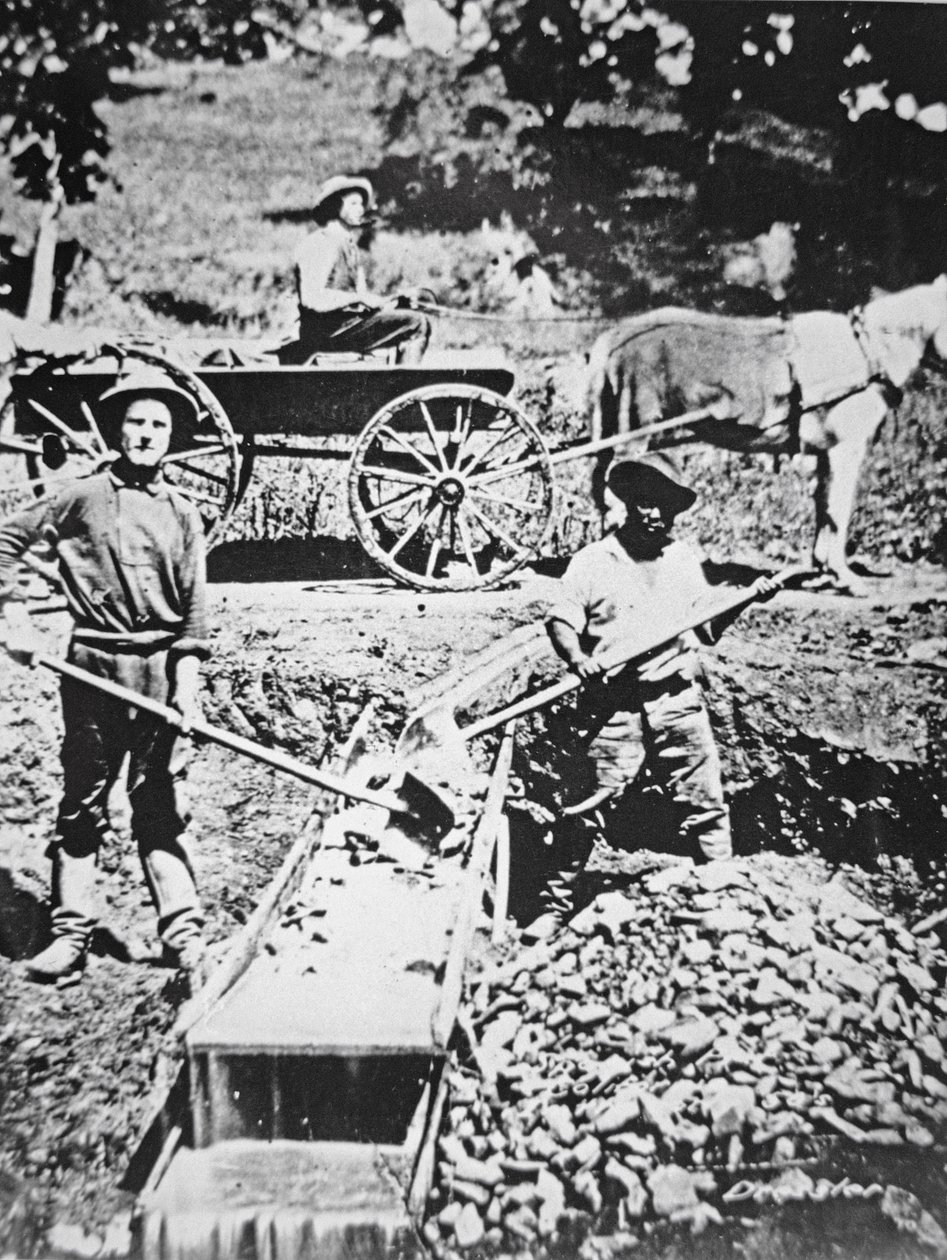 Buscadores de oro usando un canalón 