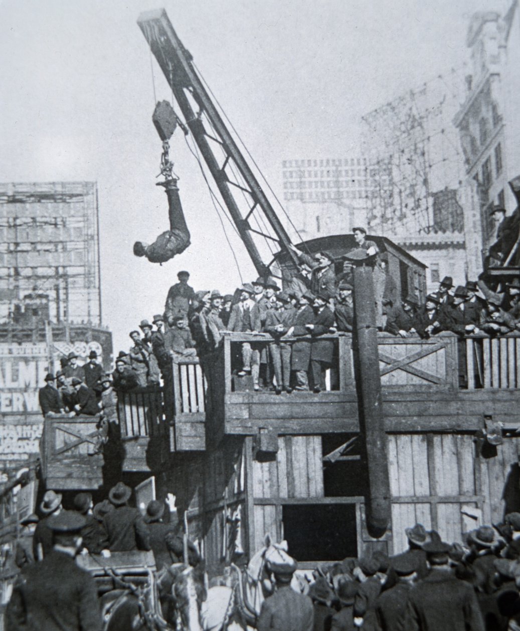 Houdini escapando de una camisa de fuerza mientras está suspendido de una grúa en la ciudad de Nueva York de American Photographer