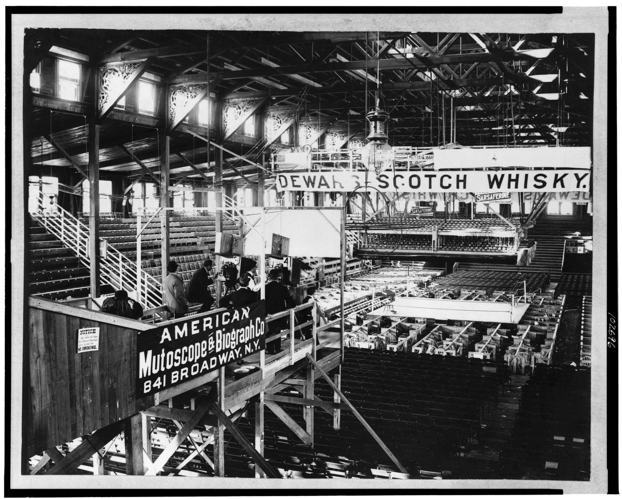 Interior de la casa club de Coney Island, c.1899 de American Photographer