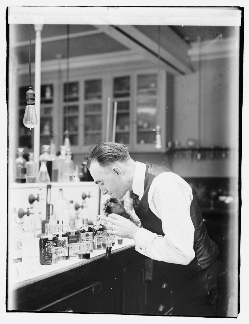 Químico de la Oficina de Impuestos Internos G.F. Beyer de American Photographer