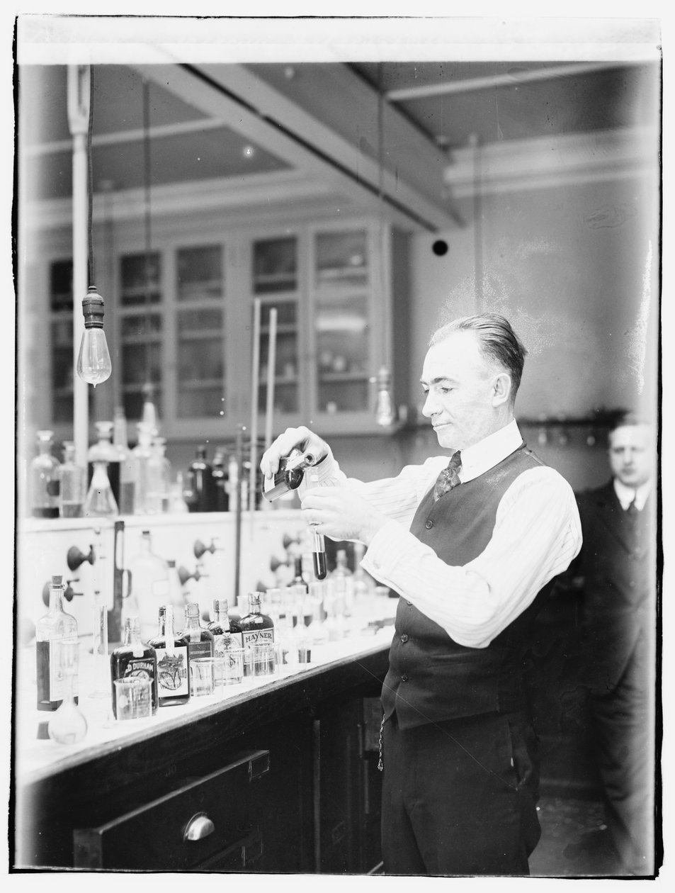Químico de la Oficina de Impuestos Internos G.F. Beyer de American Photographer