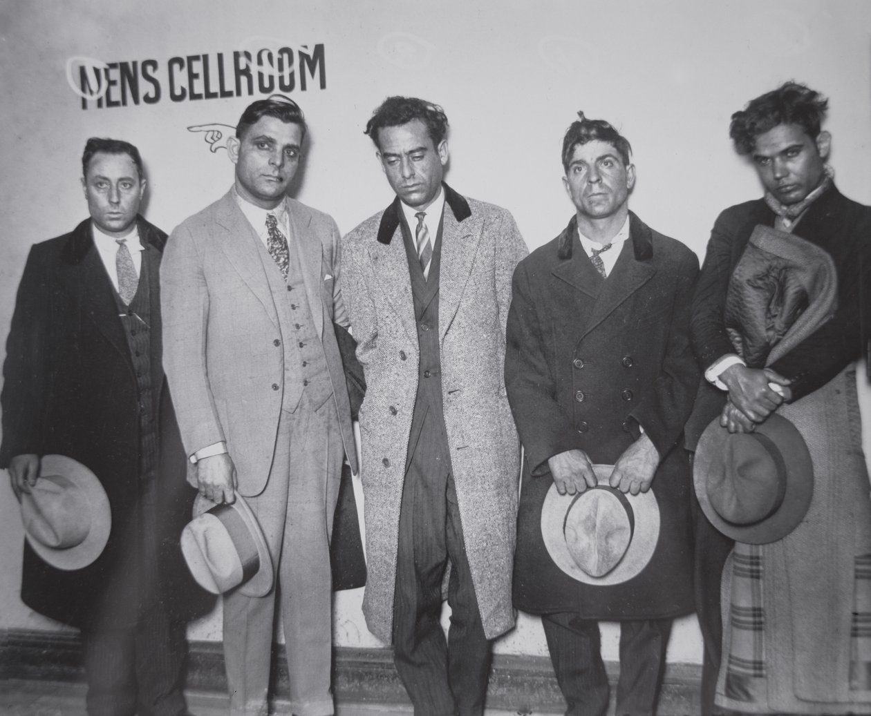 Joe Aiello (1891-1930) con sus secuaces bajo custodia policial de American Photographer