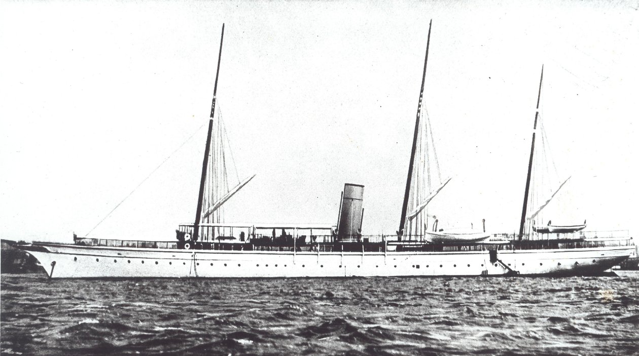 Yate de lujo de John Astor, c.1910 (foto en blanco y negro) de American Photographer
