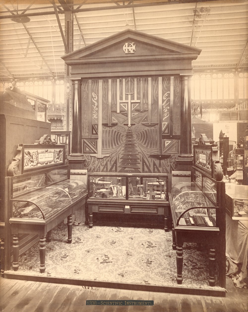 Exposición de Kuffel & Esser, Main Building, Centennial International Exhibition, Filadelfia, 1876 de American Photographer