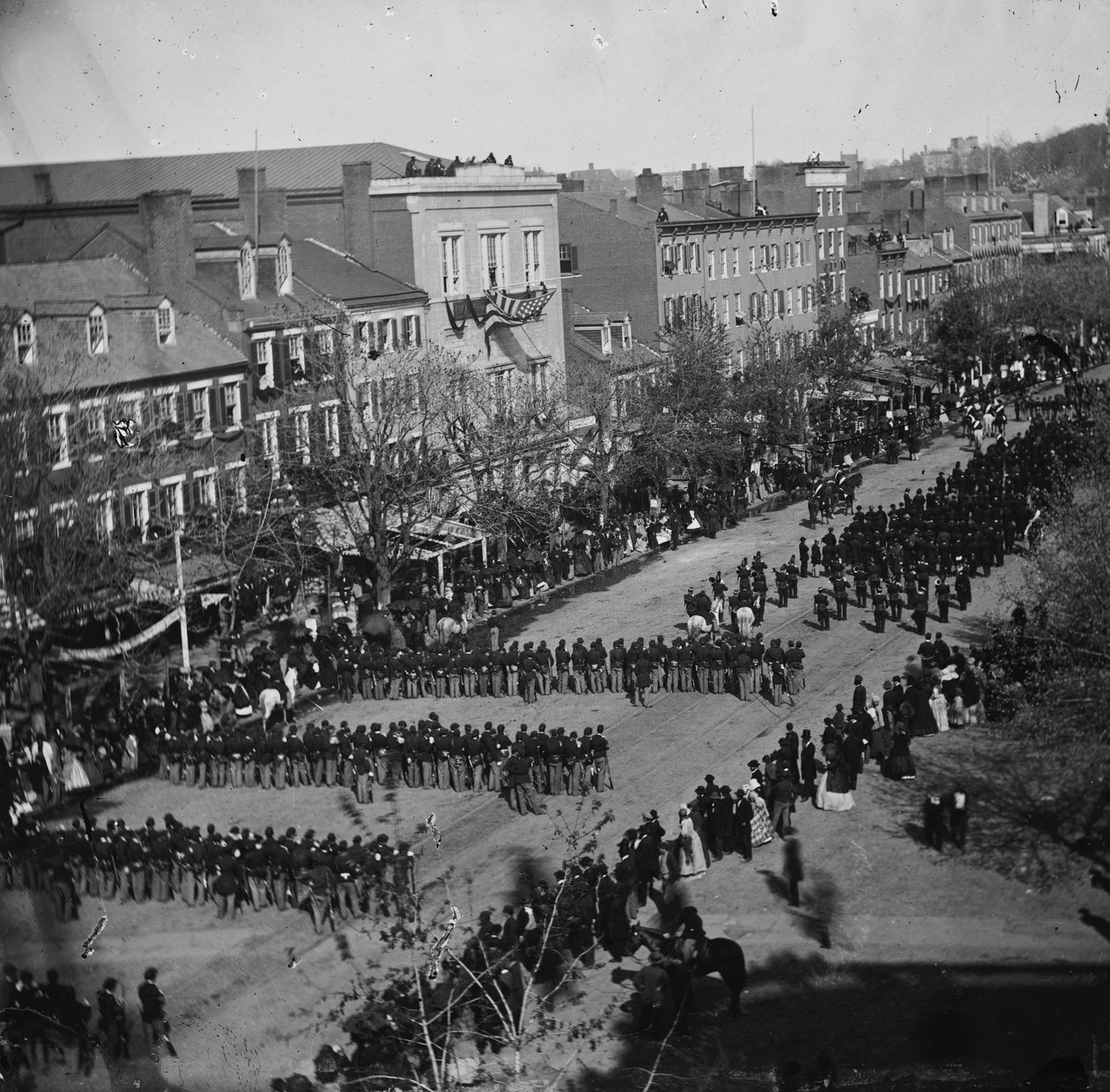 Funeral de Lincoln en la avenida Pennsylvania, Washington, D.C., 19 de abril de 1865 de American Photographer