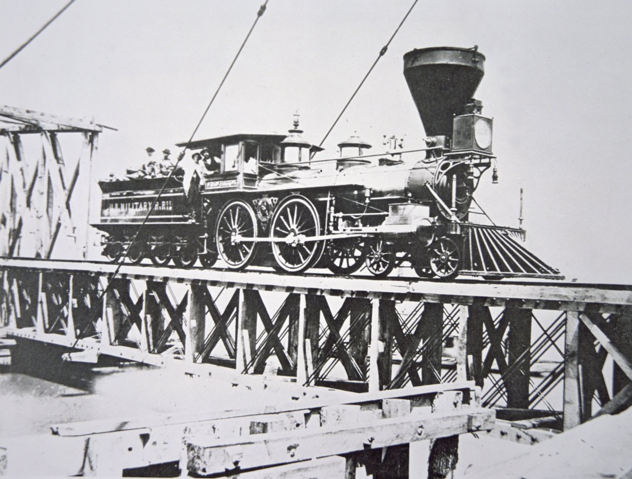 Locomotora de los Ferrocarriles Militares de EE.UU. (Ejército de la Unión) cruzando puente de caballetes sobre el río Potomac de American Photographer