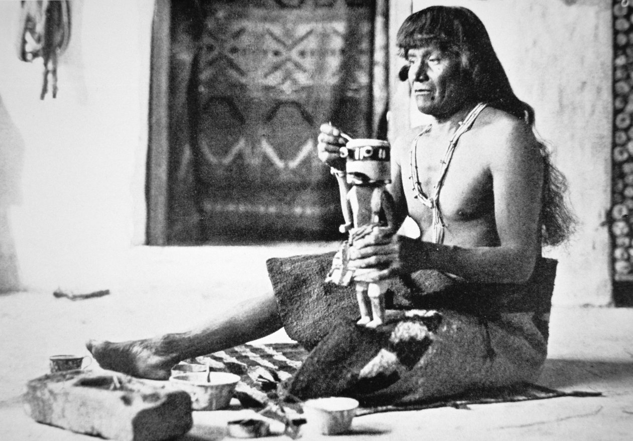 Hombre haciendo una muñeca Kachina, c.1890 de American Photographer