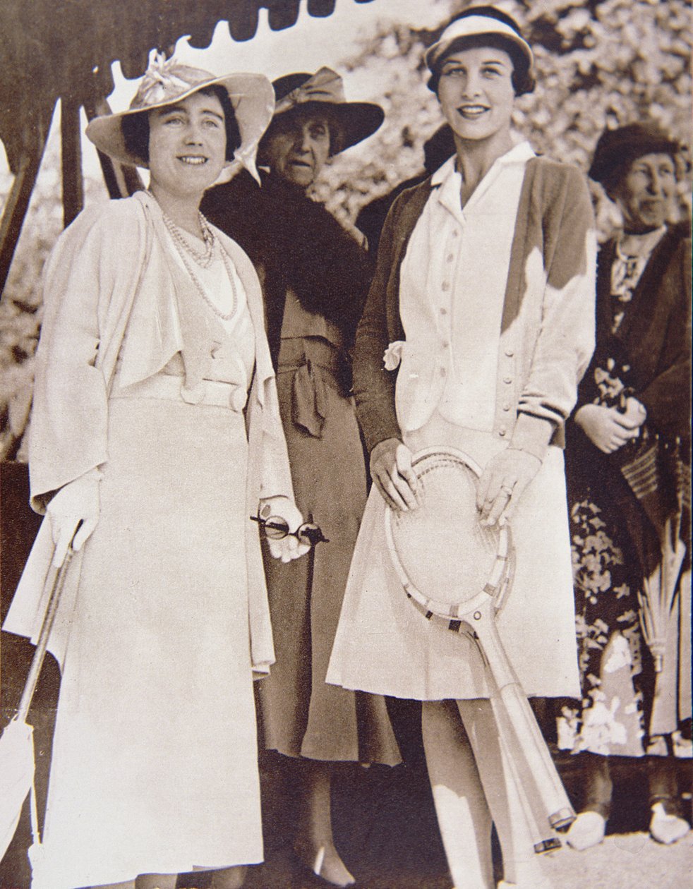 La Sra. Helen Wills Moody (derecha) la campeona de tenis estadounidense, se encuentra con la Duquesa de York en el All-England Club en Wimbledon durante el Campeonato de Tenis en 1935 de American Photographer