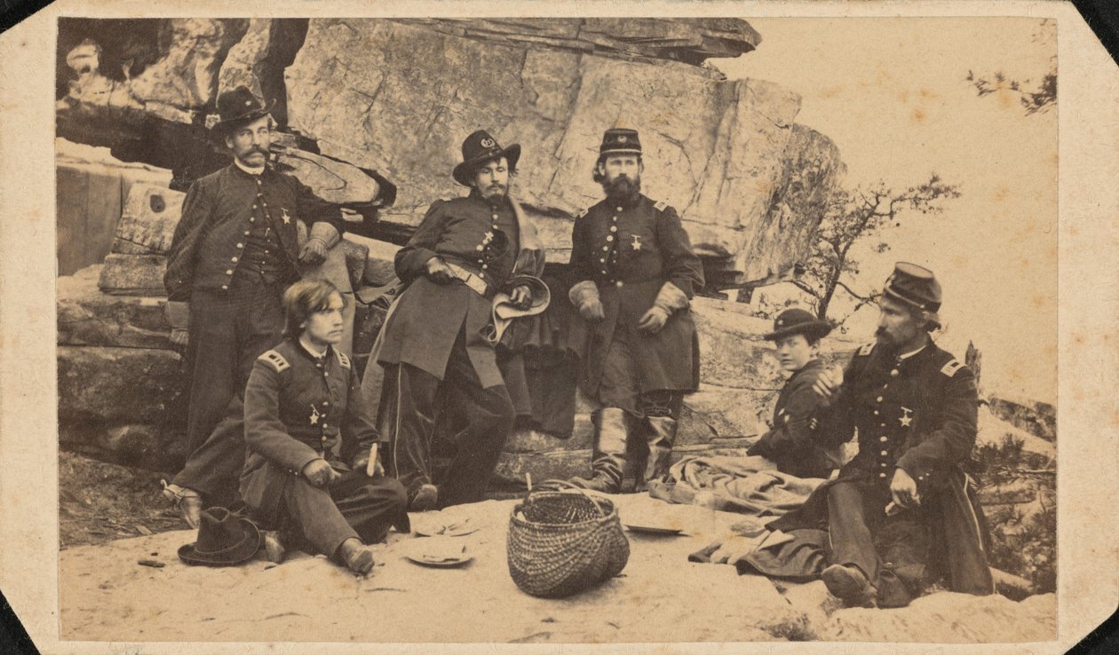 "Parte del Estado Mayor del General Geary. Tomada en la cima de la montaña Lookout el día de Navidad",1863 (foto) de American Photographer