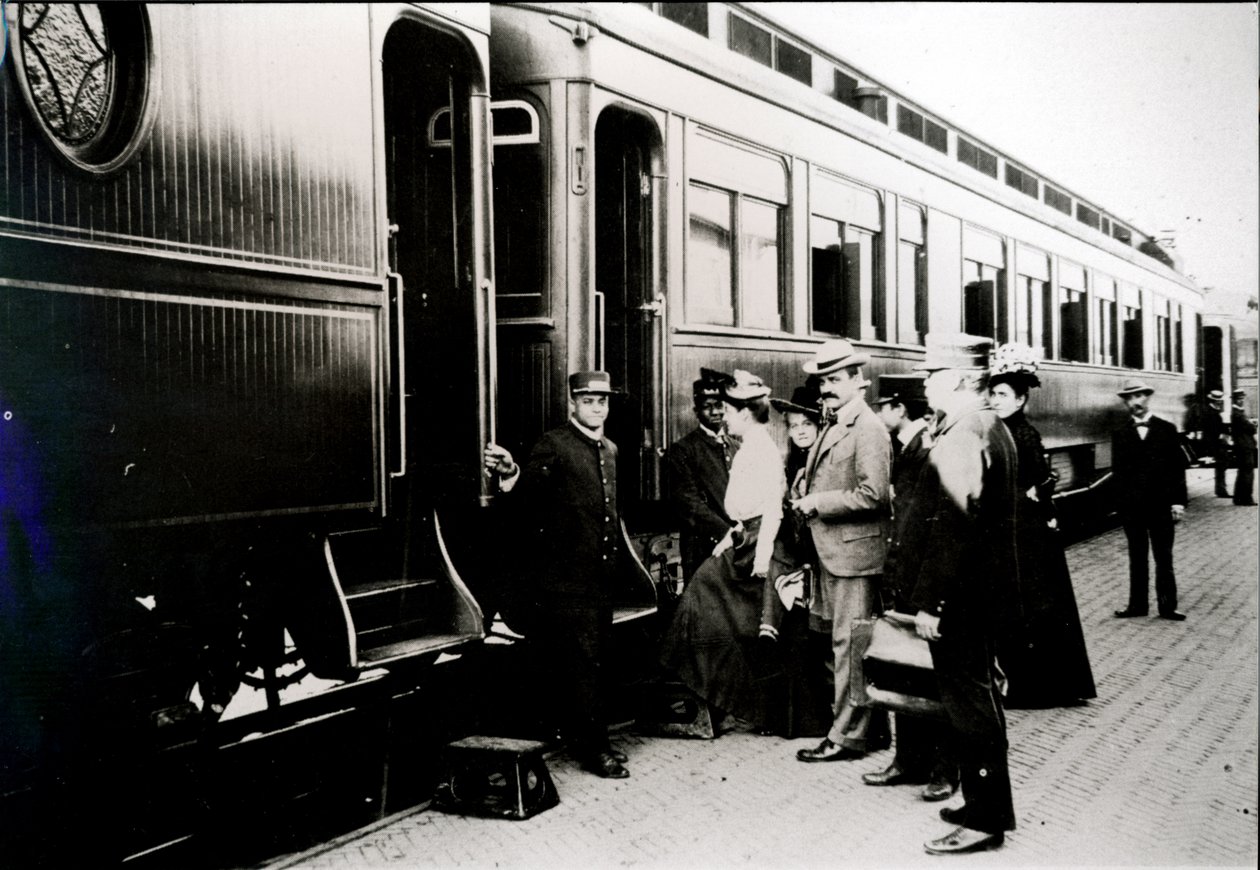 Pasajeros abordando un vagón de primera clase Pullman del ferrocarril Chicago, Burlington & Quincy en 1910 de American Photographer