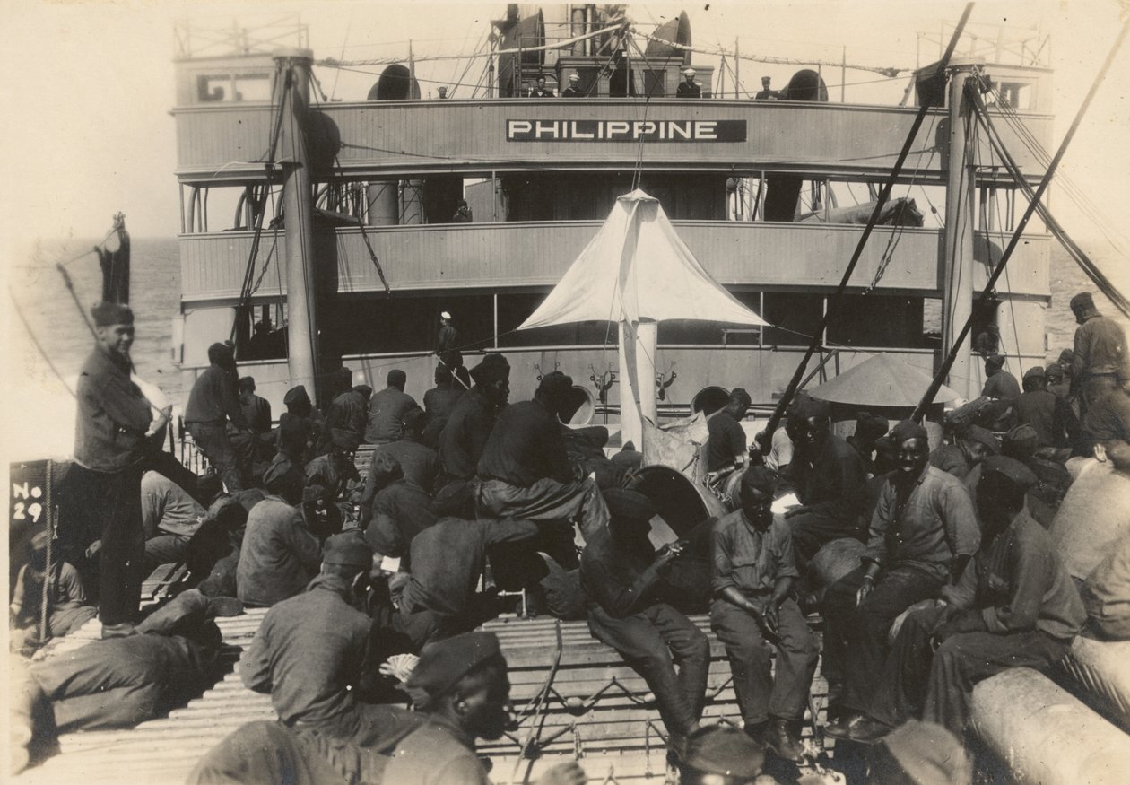 Batallón de Infantería Pionera en el barco de tropas U.S.S. Philippine desde el puerto de Brest, Francia, 18 de julio de 1919 de American Photographer