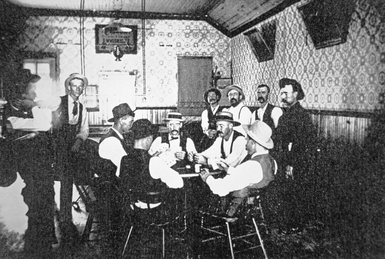 Jugando a las cartas en un salón del Oeste, c.1900 de American Photographer