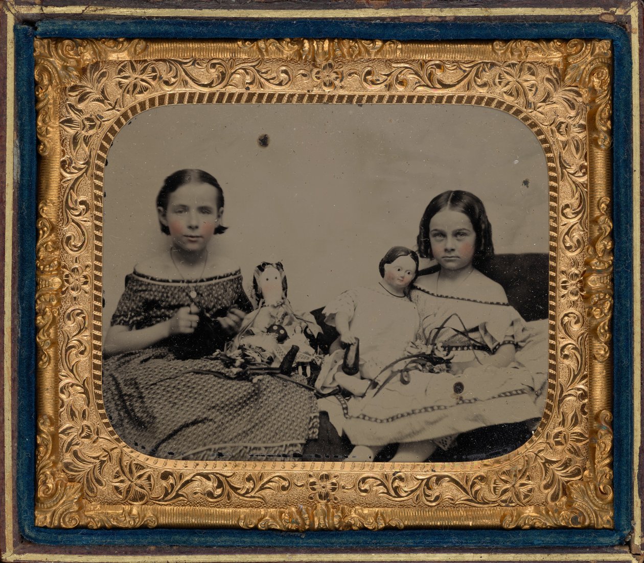 Retrato de dos niñas con muñecas,c. 1860 (foto) de American Photographer