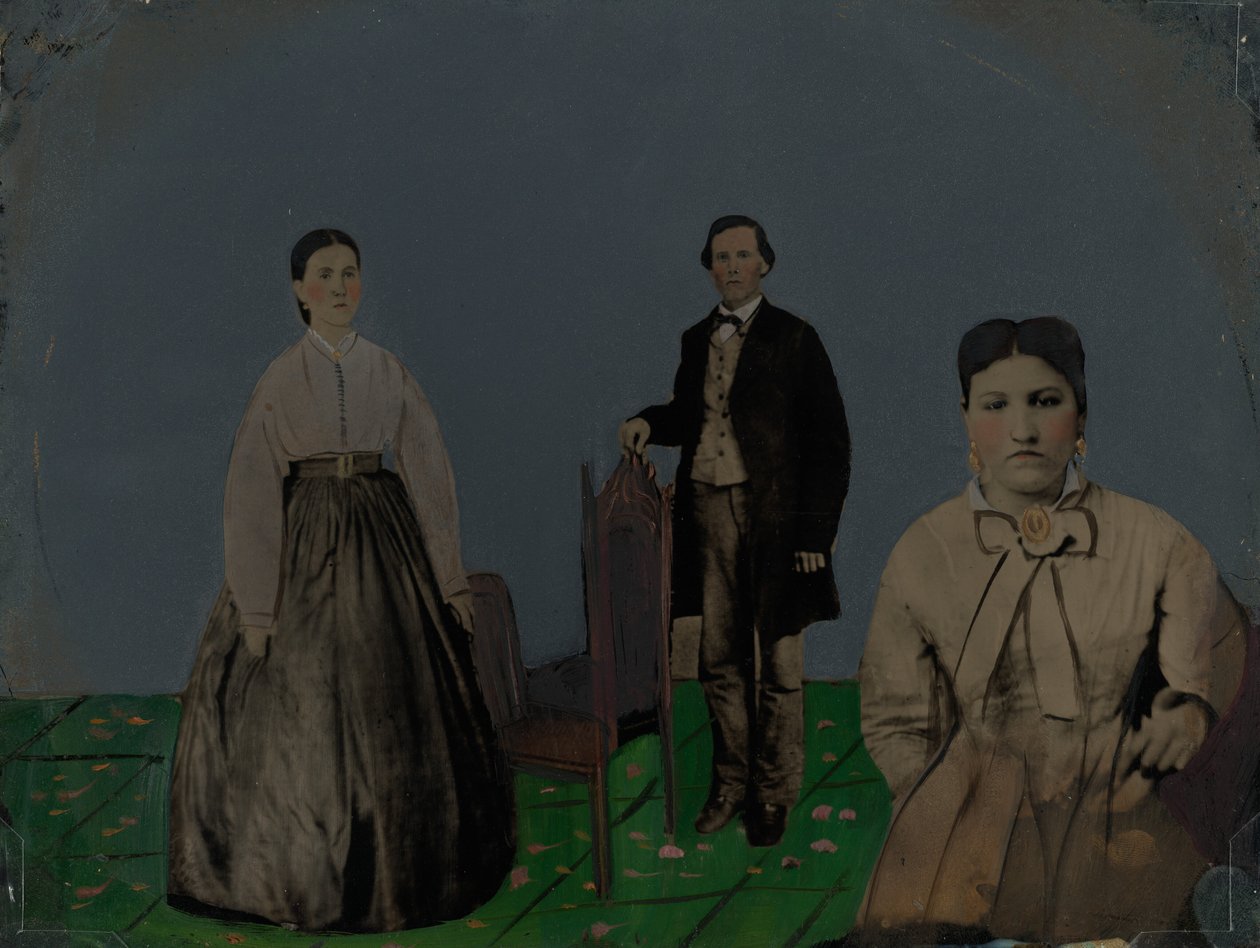 Retrato de dos mujeres y un hombre, 1860 (foto) de American Photographer
